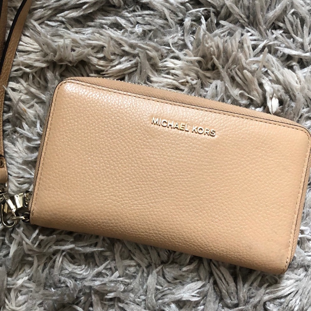 MICHEAL KORS WRISTLET WALLET